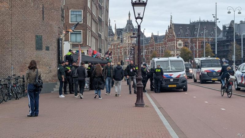 Demonstranten en politie ontmoeten elkaar bij de Schreierstoren. (Foto: FOK!)