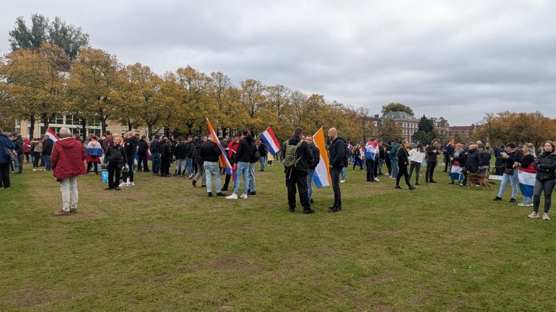 Prinsenvlag gespot, politie lijkt de demonstranten in te sluiten.. (Foto: FOK!)