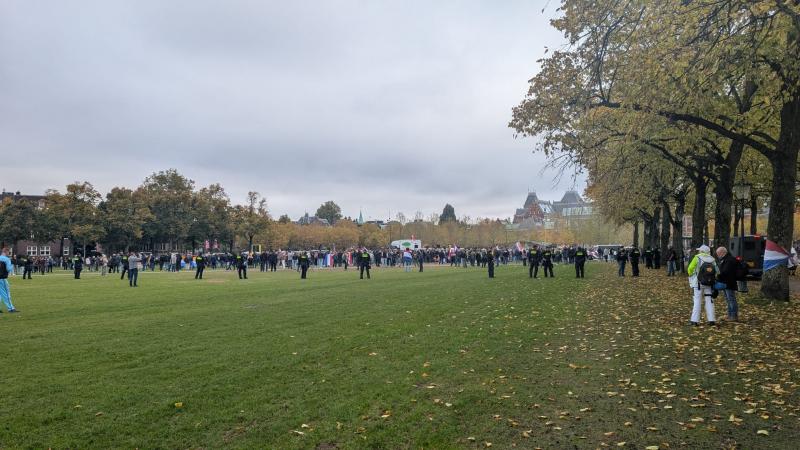 Prinsenvlag gespot, politie lijkt de demonstranten in te sluiten.. (Foto: FOK!)