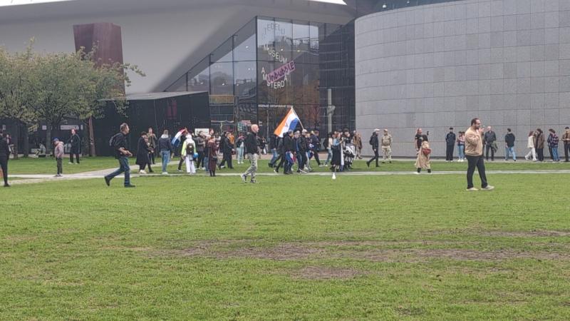 Gezellige drukte met Prinsenvlaggen en een rookbommetje. (Foto: FOK!)