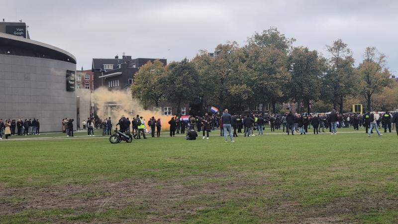 Gezellige drukte met Prinsenvlaggen en een rookbommetje. (Foto: FOK!)