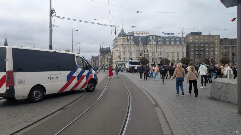 Al veel politie op de been bij Amsterdam CS.  (Foto: FOK!)