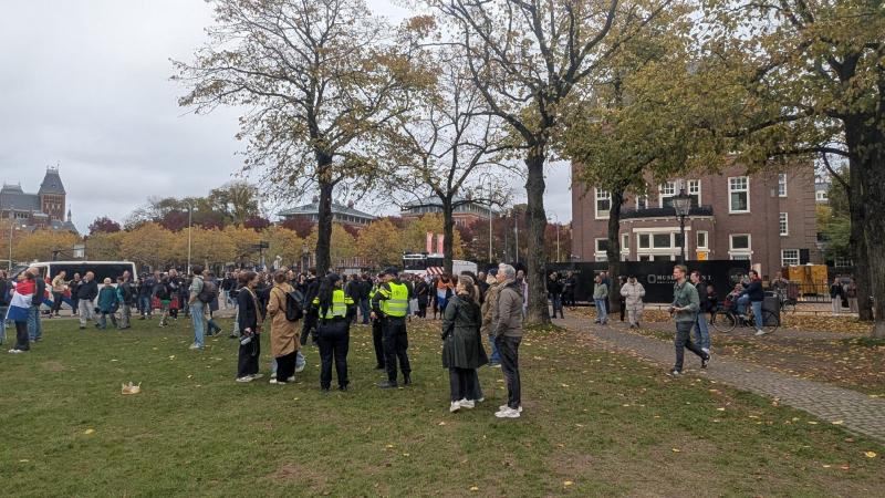 Prinsenvlag gespot, politie lijkt de demonstranten in te sluiten.. (Foto: FOK!)
