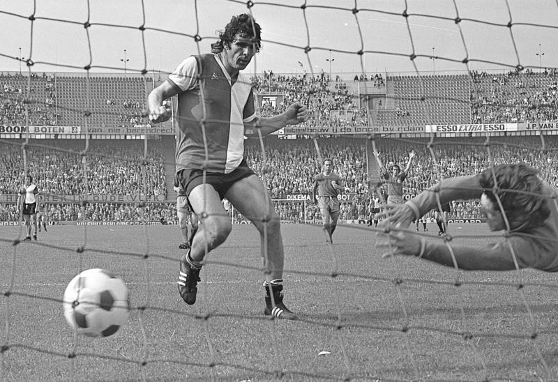 Feyenoord tegen NAC 3-1, Van Hanegem scoort, rechts keeper De Jong 1972 (WikimediaCommons}) 