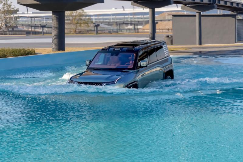 Yangwang U8L in het water (@ BYD-group)