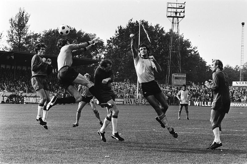 Dick Nanninga tikt de bal over doelman Boersma 1978 (@WikimediaCommons)