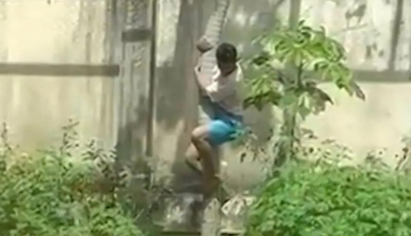 De man tijdens zijn klimtocht