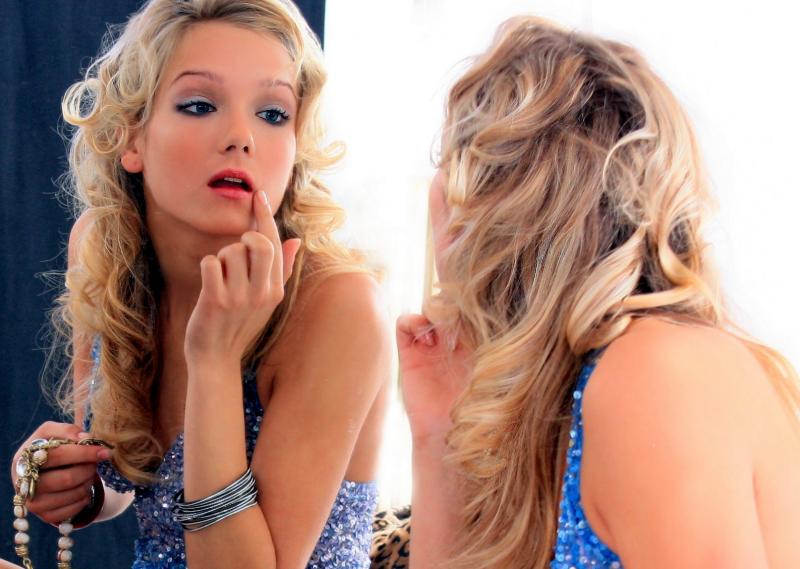 Meisje voor de spiegel (@Pixabay) Meisje voor de spiegel (@Pixabay)