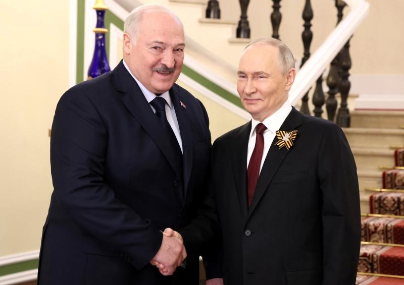 Vladimir Poetin en Alexander Lukashenko - mei 2025 (@kremlinru.ru. CC BY 4.0 WikimediaCommons) 