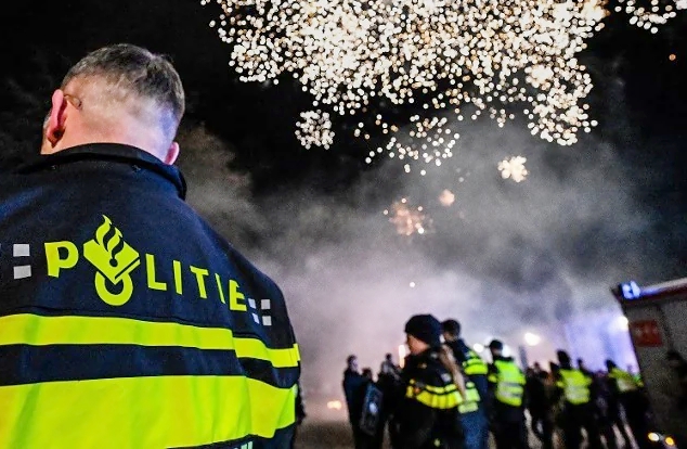 Politie tijdens oudejaarsnacht (@Politie.nl}