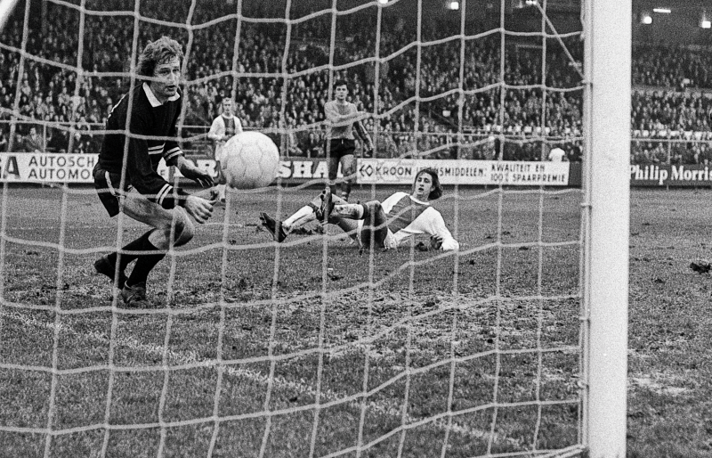 Ajax - FC den Bosch 5 december 1971 Cruijff scoort het 5e doelpunt (@WikimediaCommons) 