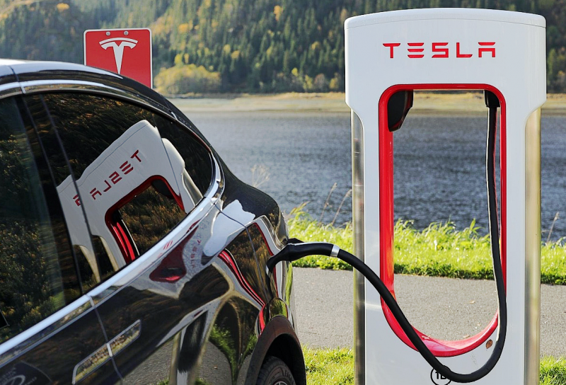 Tesla (@Pixabay) 