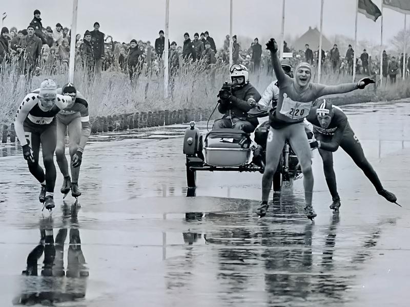 Elfstedentocht 21-02-1985, finish Leeuwarden; finish van de kopgroep v.l.n.r. Ruitenberg, Kooiman, winnaar Van Benthem en Niesten (@WikimediaCommons-NationaalArchief)