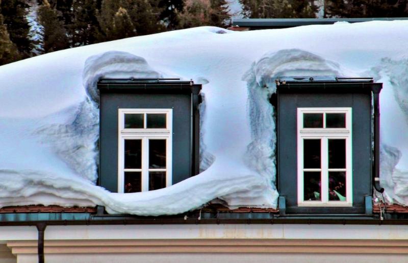 Een dak vol sneeuw (@Pixabay) 