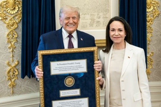Trump nu eigenaar van een heuse nobelprijsmedaille