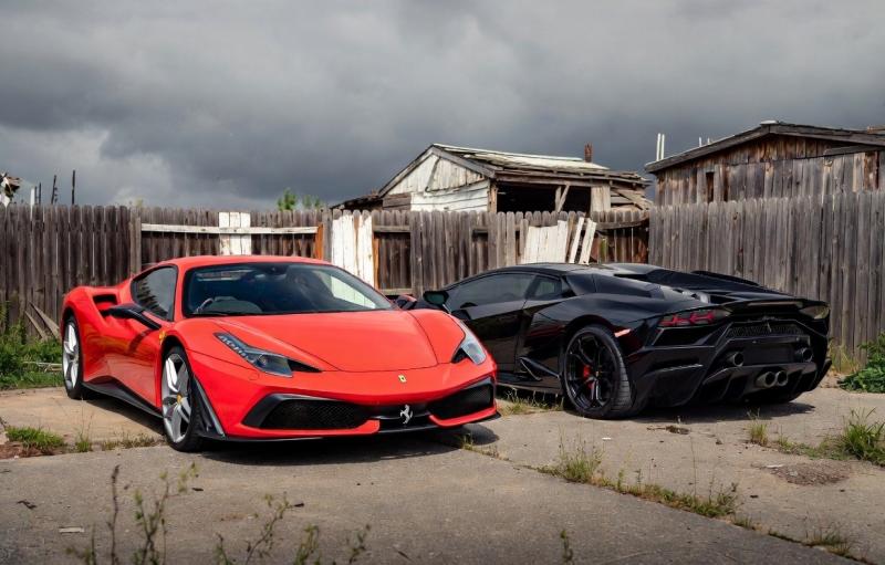 Niet de echte auto's, maar een AI interpretatie (foto: Grok / FOK.nl)