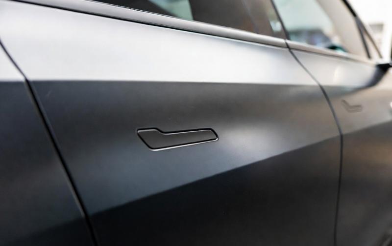 Verborgen handgreep verboden in China (afbeelding: Grok / FOK.nl) Verborgen handgreep verboden in China (afbeelding: Grok / FOK.nl)