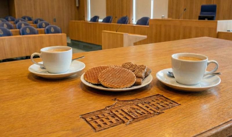 Koffie drinken om een meerderheid te behalen (@Gemini-AI-impressie) Koffie drinken om een meerderheid te behalen (@Gemini-AI-impressie)