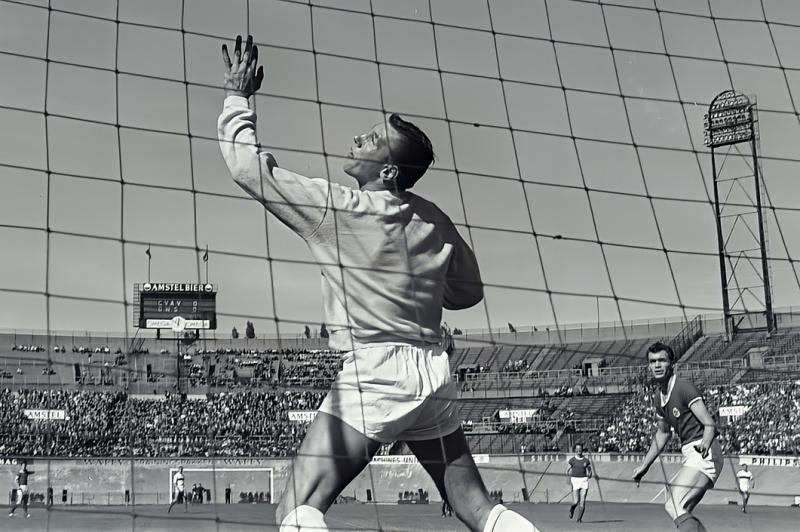 DWS tegen GVAV 3-1, keeper Van Leeuwen 12-09-64 (@Nationaal Archief) DWS tegen GVAV 3-1, keeper Van Leeuwen 12-09-64 (@Nationaal Archief)