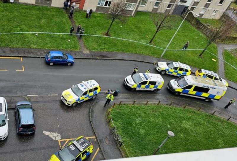 Politie omsingelt deel van de wijk