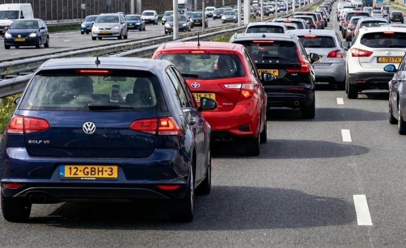 Auto's op de snelweg (@Gemini-AI-impressie) 