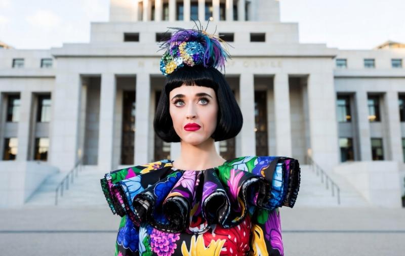 Not Katy Perry kijkt verdrietig na verliezen zaak (Afbeelding: Grok AI / FOK.nl)