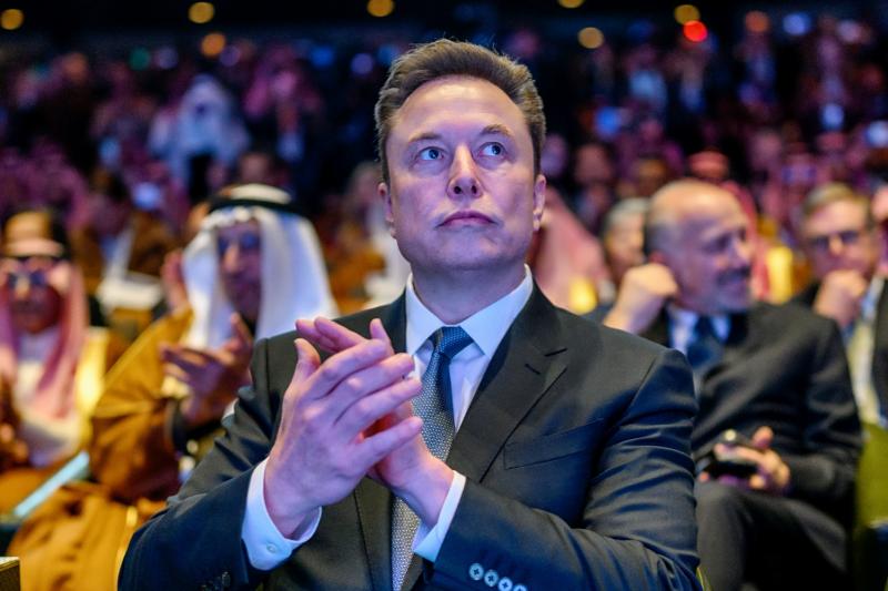 Elon Musk luistert naar speech Trump 19-11-25 (@TheWhiteHouse) 