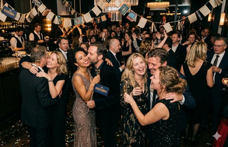 Feestende schrijvers op het boekenbal (@Gemini-AI-impressie) 