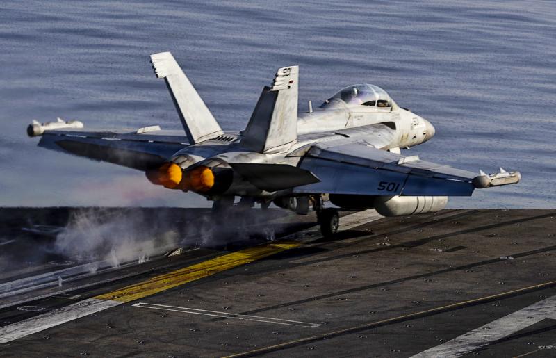 Gevechtsvliegtuig stijgt op van USS Lincoln maart 2026 (@U.S. military DVIDS ID 9544441) 