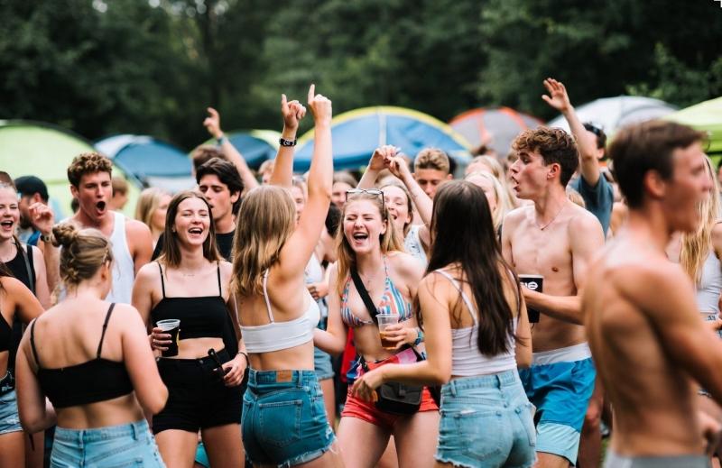 AI interpretatie van een campingrave (Afbeelding: Grok AI / FOK.nl)