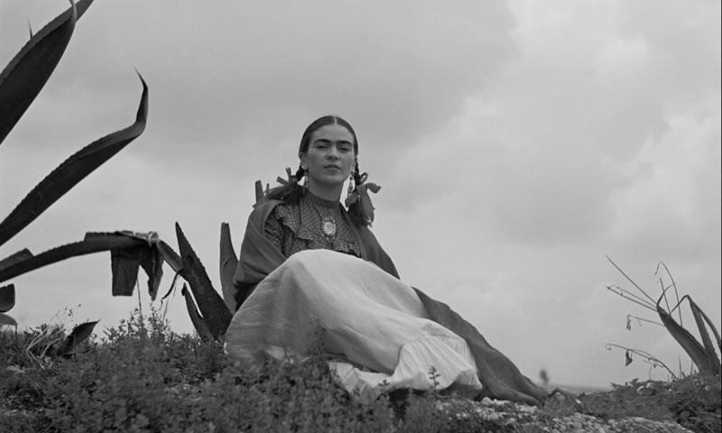 Frida Kahlo, seated next to an agave (Foto:  File:Toni Frissell - Frida Kahlo, seated next to an agave)
