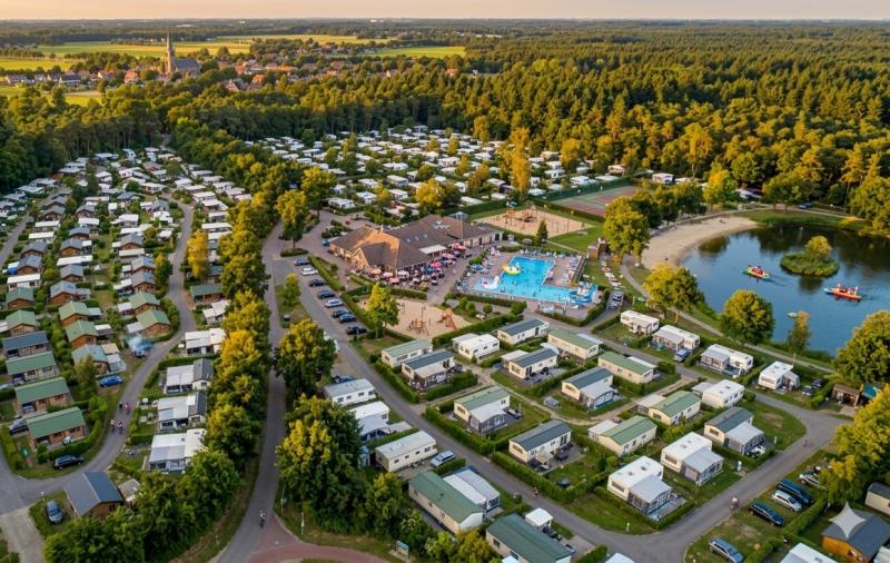 Luchtfoto van camping met chalets en stacaravans in Doornspijk (@Gemini-AI-impressie) 