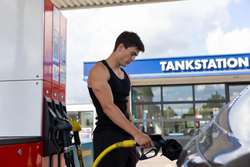 Man tankt bij tankstation