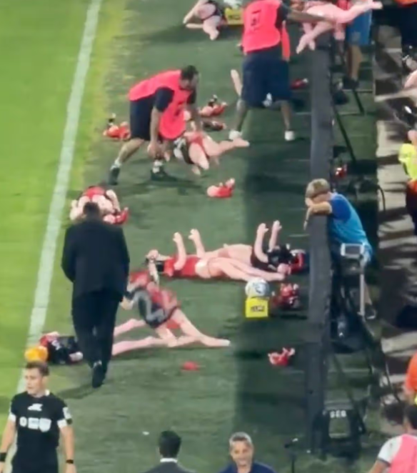 Supporters gooien sekspoppen op het veld