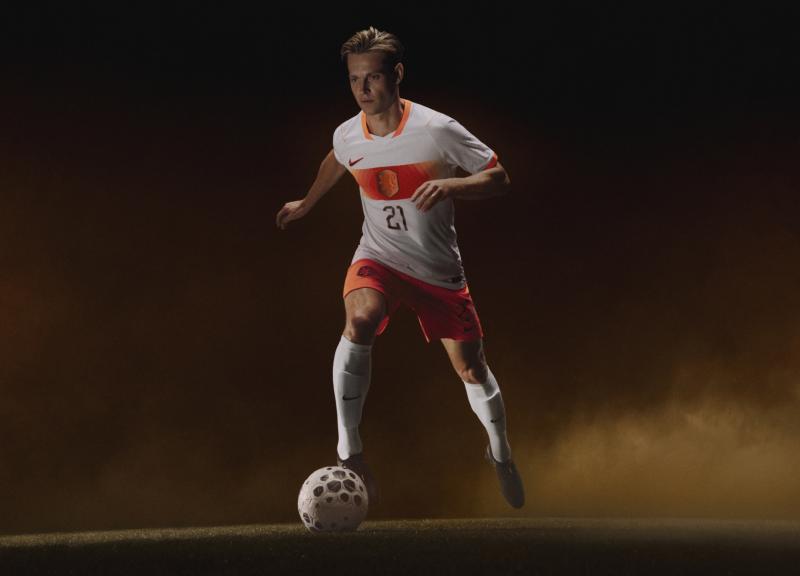 KNVB presenteert nieuwe Oranje - uittenue voor WK voetbal 2026 (@KNVB}