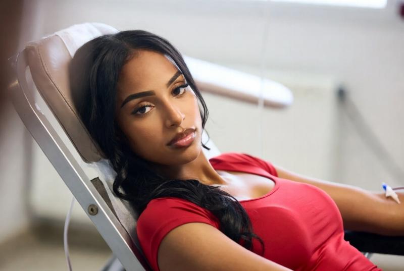 Surinaamse vrouw doneert bloed (Afbeelding: Grok AI / FOK.nl)
