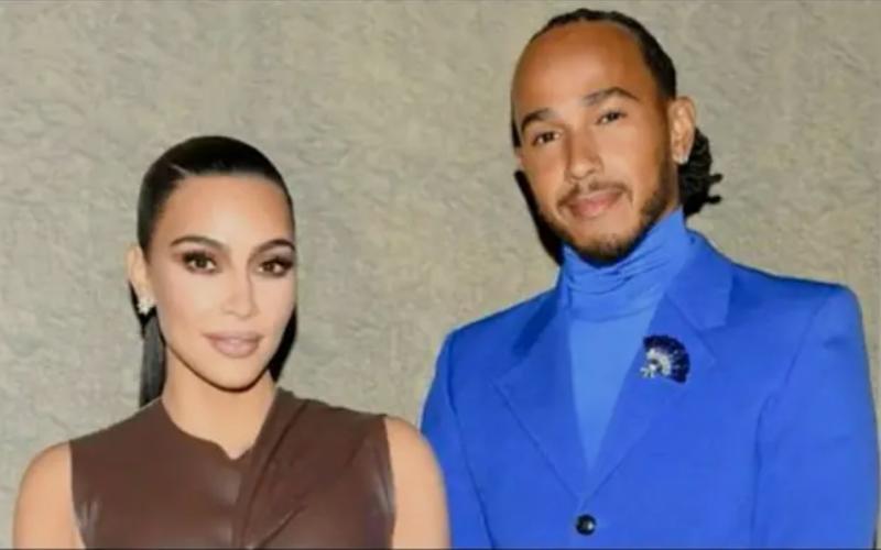 Kim Kardashian en Lewis Hamilton 2026 (@E-news on YT - https://youtu.be/K4gvqzy-CnY?si=UuMFZJ9OWCqc1f-F) 