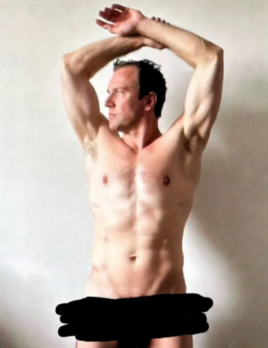 man uitgekleed in app (Afbeelding: Grok AI / FOK.nl)