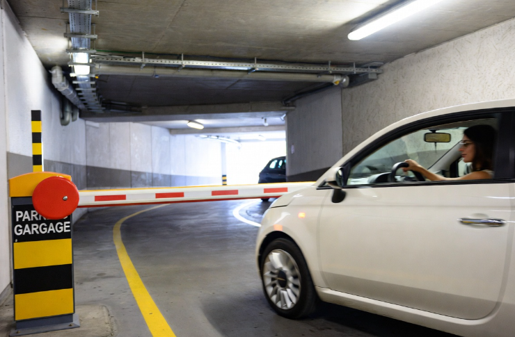 Vrouw rijdt parkeergarage uit (Afbeelding: Grok AI / FOK.nl)