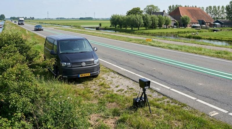 Flitser langs provinciale weg (@Gemini-AI-impressie) Flitser langs provinciale weg (@Gemini-AI-impressie)