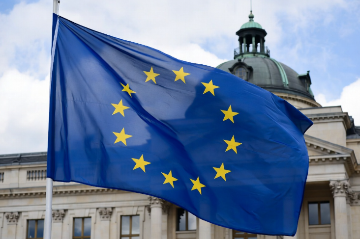 Afbeelding: Grok AI / FOK.nl EU Vlag wappert bij EU Parlement