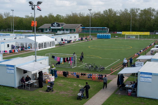 AI Impressie van azc op voetbalveld - dus geen echte foto (Grok AI / FOK.nl) AI Impressie van azc op voetbalveld - dus geen echte foto (Grok AI / FOK.nl)