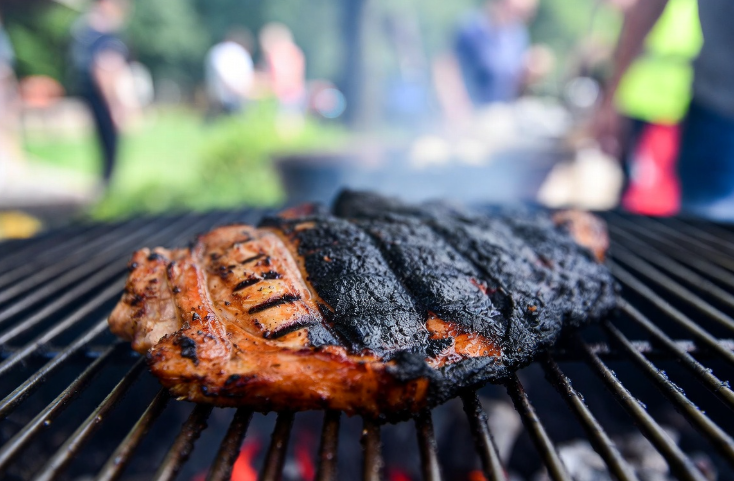 Verbrand vlees op een barbecue: het zwarte deel eet je beter niet Verbrand vlees op een barbecue: het zwarte deel eet je beter niet