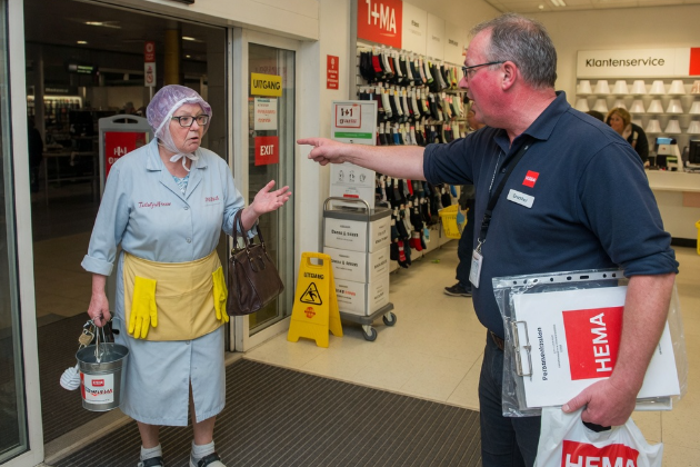 Directie Hema wijst toiletjuf (64) de deur - Geen echte foto, maar een AI-impressie door Grok Ai / FOK.nl)