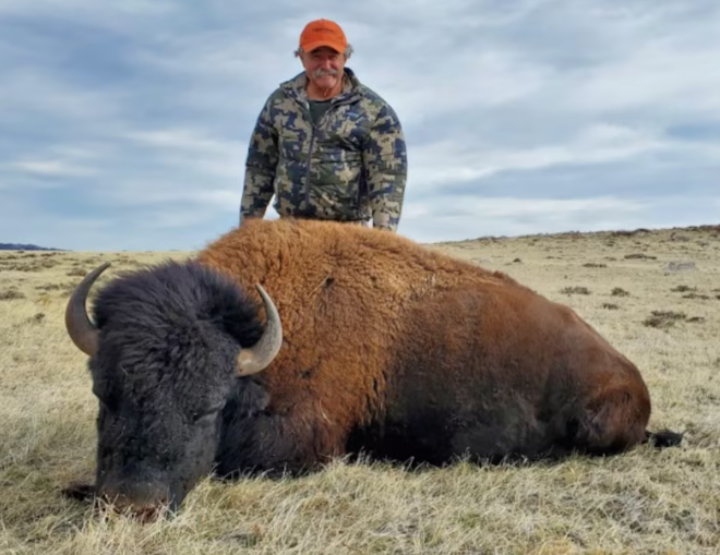De jager in kwestie, hier nog met zojuist geschoten bison