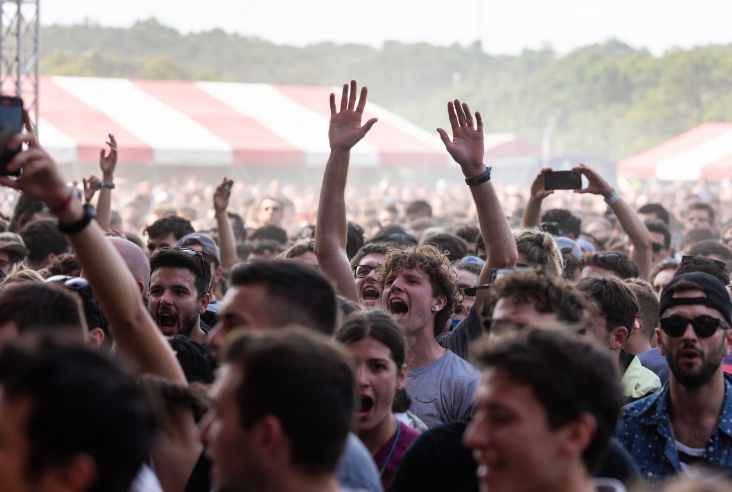 Niet de rave in kwestie (afbeelding: Grok AI / FOK.nl)