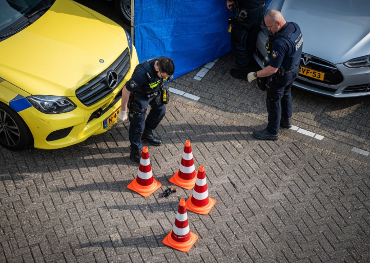 Het wapen op de grond, situatie uit alternatieve hoek door Grok AI / FOK.nl
