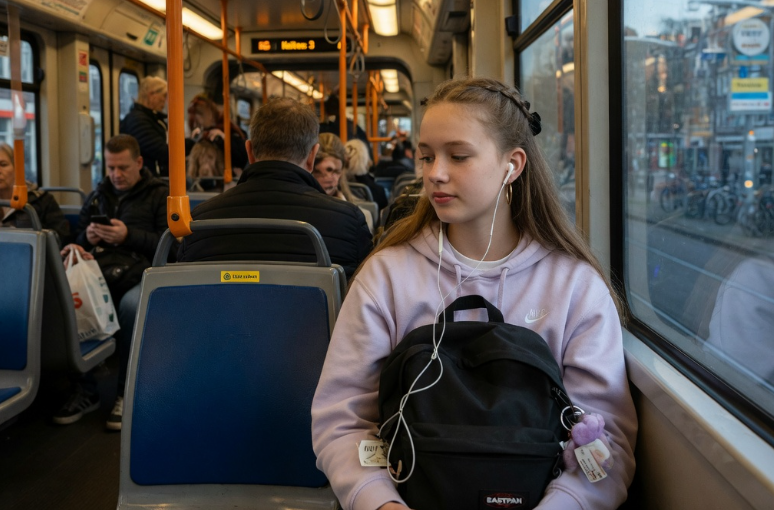 Bedrade oortjes en koptelefoons maken comeback (Afbeelding: Grok AI / FOK.nl) Bedrade oortjes en koptelefoons maken comeback (Afbeelding: Grok AI / FOK.nl)