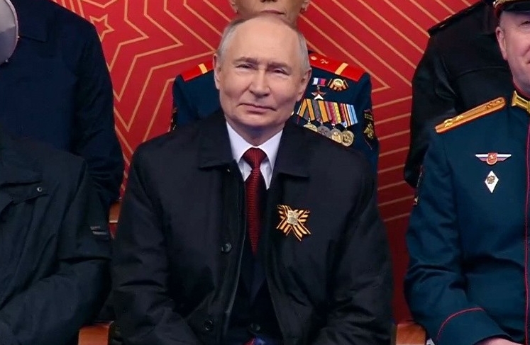 Vladimir Poetin tijdens militaire parade 9 mei 2026 (@kremlin.ru - CC BY 4.0 - https://creativecommons.org/licenses/by/4.0/) 