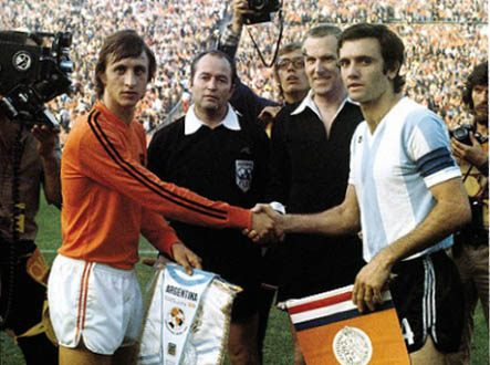 Cruyff and Perfumo, aanvoerders van Nederland en Argentinie tijdens 1974 FIFA World Cup (@Unknown author)